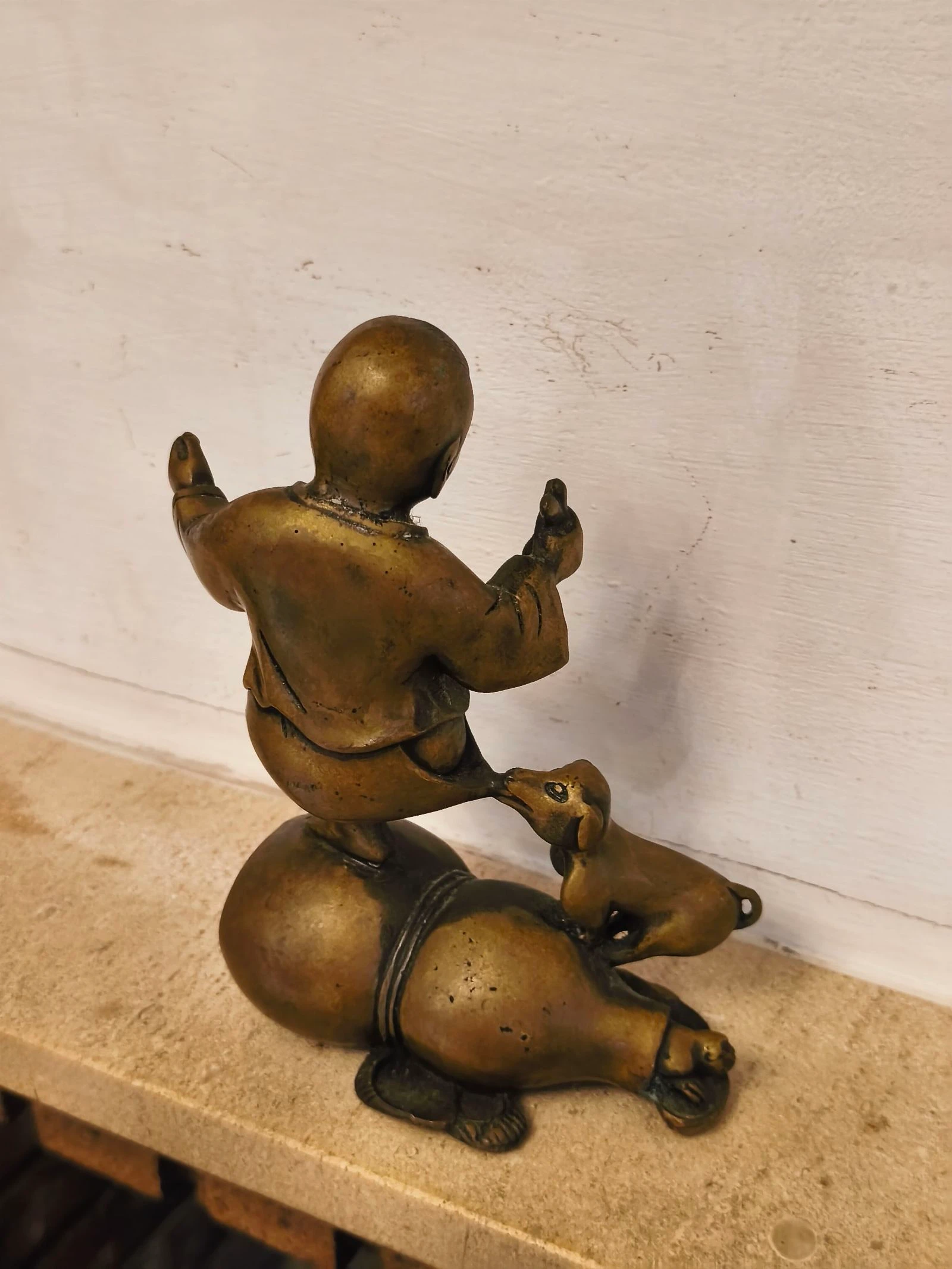 Figura escultura de bronce antigua perro y muchacho – photo 6